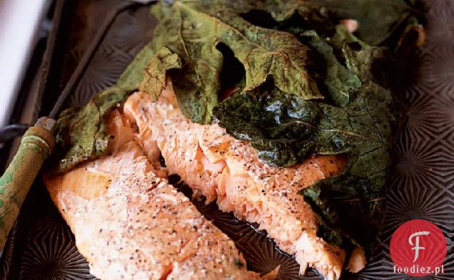 Filet z łososia pieczony w liściach figowych z ziemniakami Garlicky