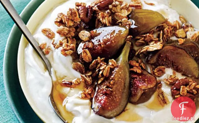 Granola z jogurtem o zapachu miodu i pieczone figi