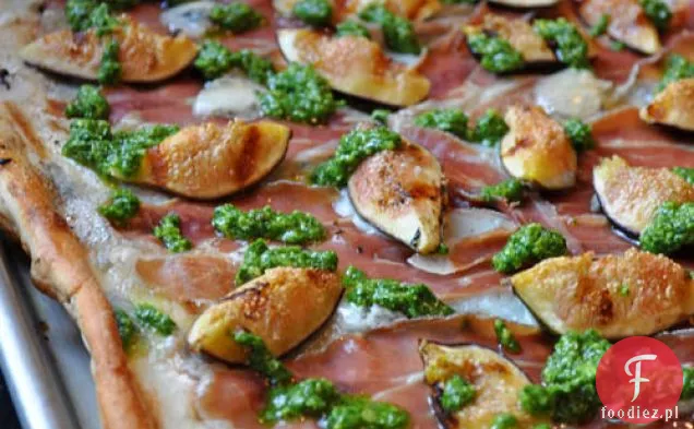 Prosciutto, figi i Gorgonzola Pizza z pesto rukola