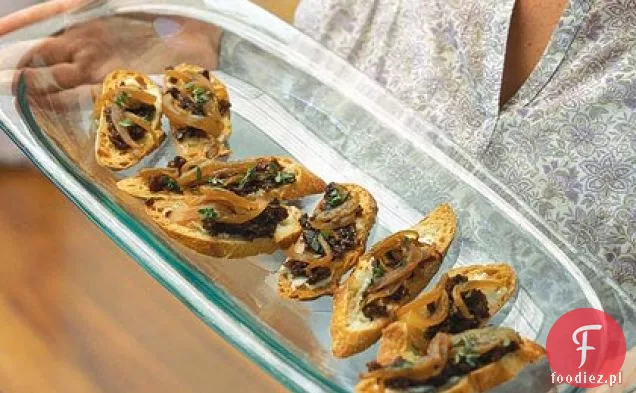 Crostini z gorgonzolą, karmelizowaną cebulą i konfiturą figową