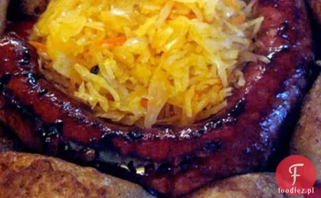 Biała Kiełbasa Z Pierogami I Kiszoną Kapustą