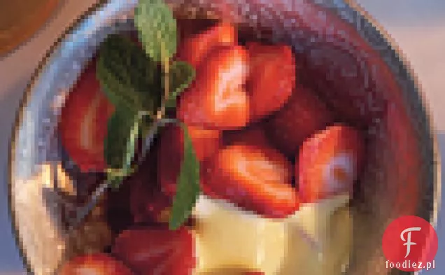 Pokrojone truskawki z Grand Marnier Zabaglione