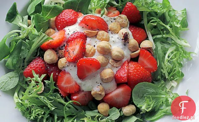 Truskawki, Orzechy Laskowe I Jogurt