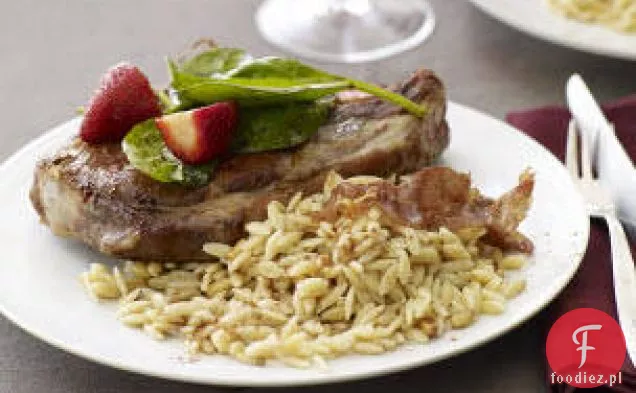 Kotlet Schabowy Z Balsamiczną Sałatką Truskawkową I Orzechem Piniowym Orzo