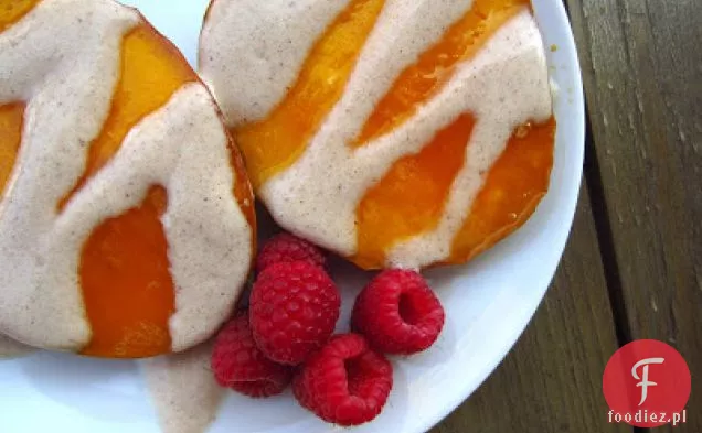 Rozgrzane Połówki Mango Z Sosem Cynamonowo-Jogurtowym