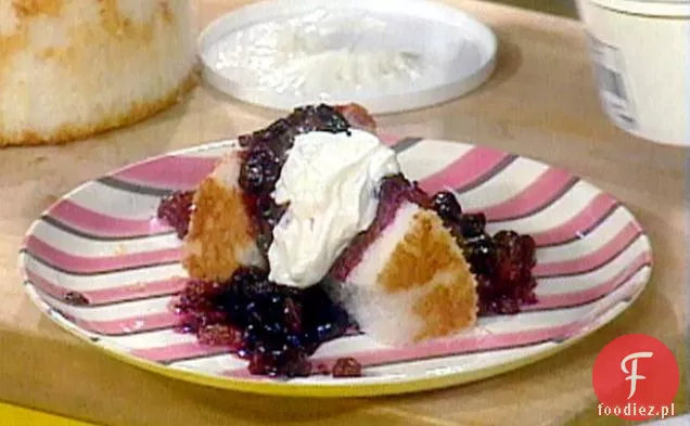 Angel Food Cake z ciepłym sosem wiśniowym