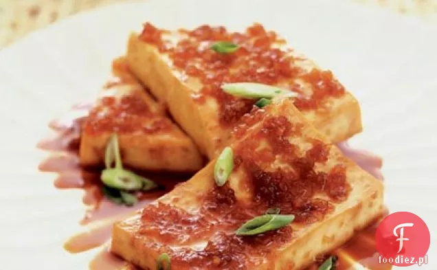 Duszone Tofu w sosie karmelowym (Tau Hu Kho)