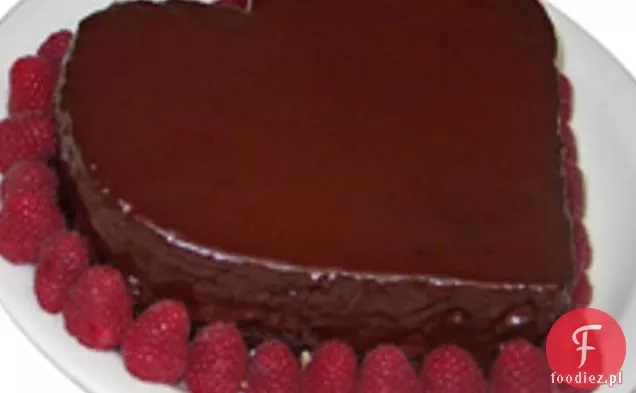 Czekoladowy tort w kształcie serca z polewą czekoladową