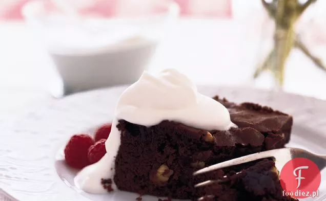 Ciasto czekoladowe z nerkowcami, jagodami i bitą śmietaną