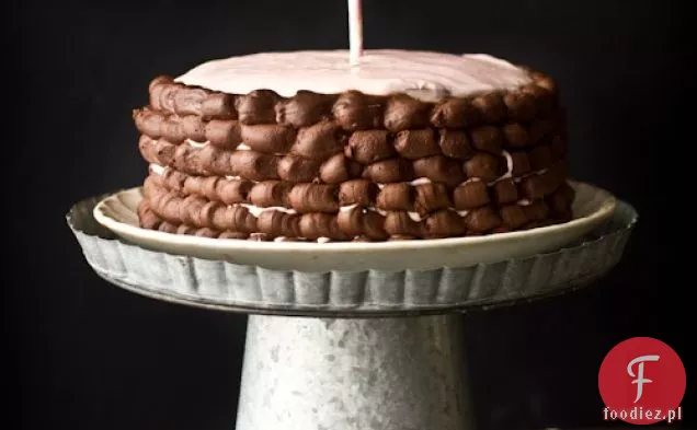 Ciasto czekoladowe z lukrem Truskawkowym i prezentem