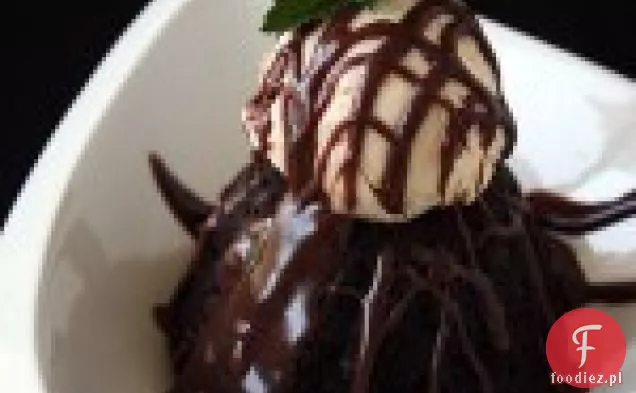 Mini Chocolate Bundt Cake Sundaes Z Domowej Roboty Gorącym Sosem Krówkowym