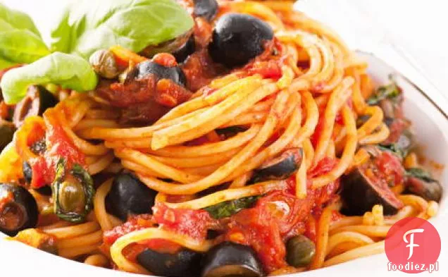 Ogniste Spaghetti z anchois, oliwkami i kaparami w sosie pomidorowym