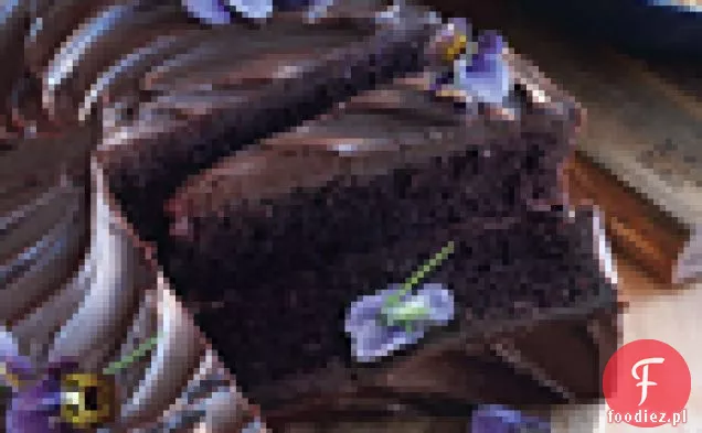 Gigantyczne ciasto czekoladowe z gorzko-czekoladowym Ganache i jadalnymi kwiatami