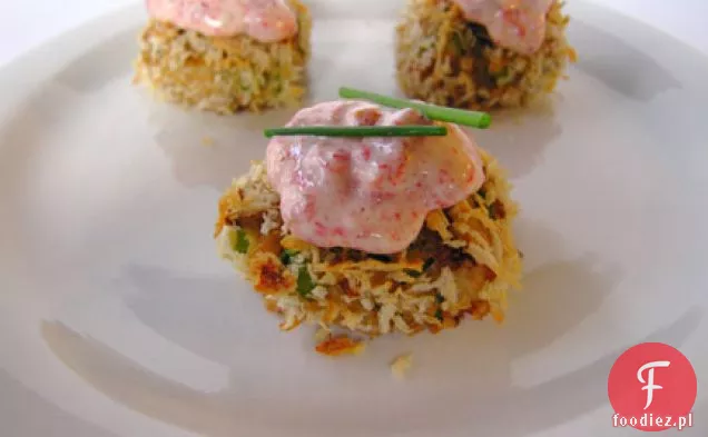 Panko-crusted Crab Cake Bites z pieczonym pieprzem-szczypiorkiem Aioli