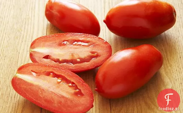 Pieczony Czerwony Lucjan w śródziemnomorskim sosie pomidorowym