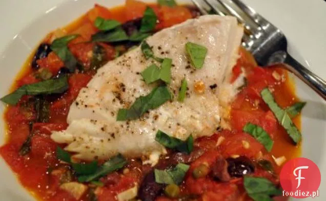 Szybkie duszone czerwone Snapper Puttanesca z makaronem