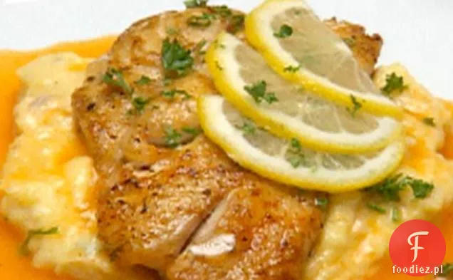 Cajun Snapper i krewetki na bekonie cheddar ser kasza z czerwonym pieprzem Coulis