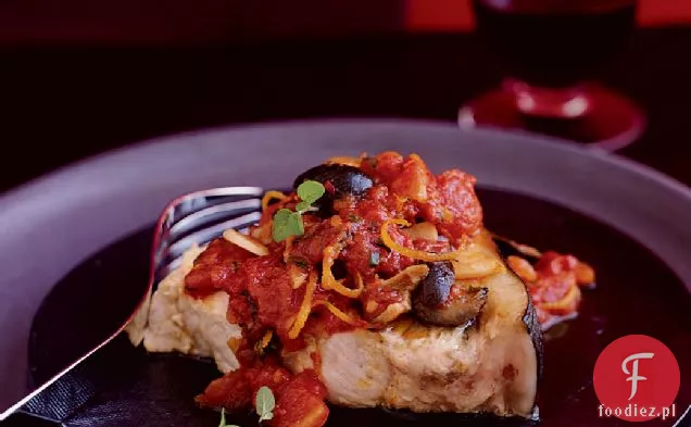 Duszona miecznik z czarnymi oliwkami, pomidorami i majerankiem