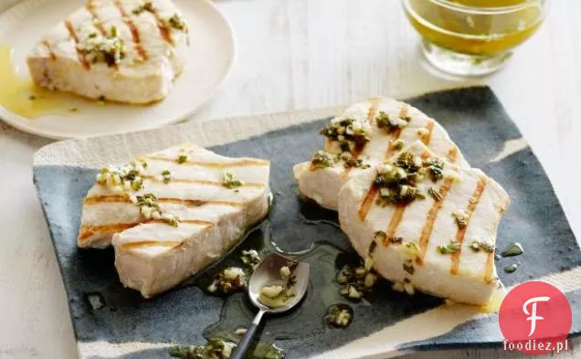 Grillowana miecznik z cytryną, miętą i bazylią