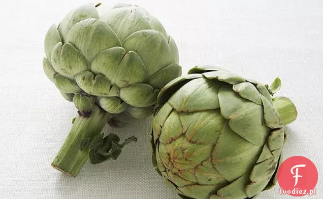 Grillowana miecznik z karczochami, pomidorami i oliwkami