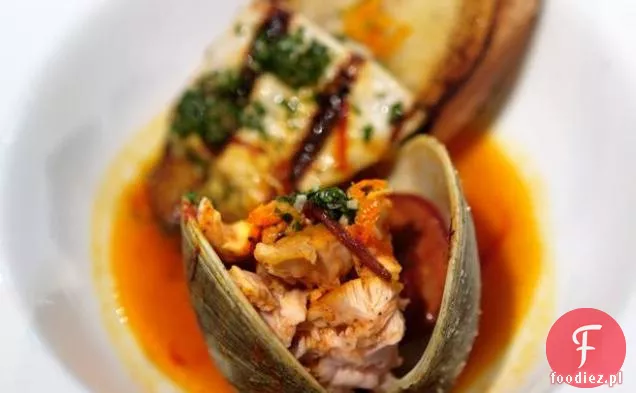 Duszony Kołnierz miecznika z Chorizo i małż