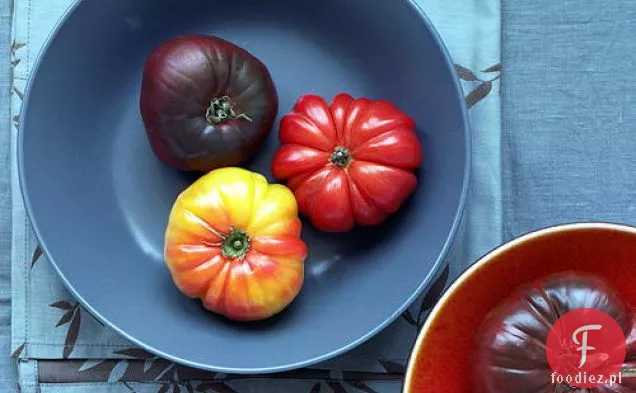 Rolada letnia z pomidorami, serem śmietankowym i ziołami