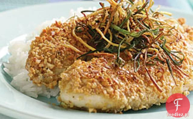 Tilapia z orzeszków ziemnych z Puszącym się imbirem i szalotkami
