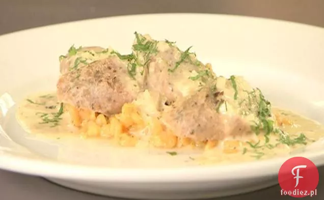Spaetzle z czerwonej papryki w sosie musztardowym z kiełbasą