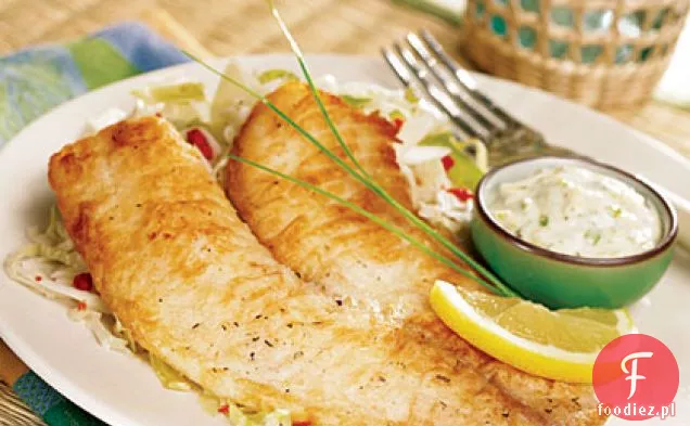 Tilapia smażona na patelni z pikantnym sosem tatarskim