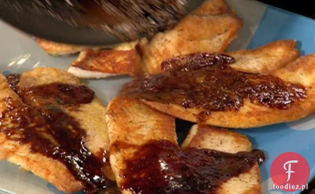 Tilapia z balsamicznym brązowym masłem i kremowym Farfalle z boczkiem, pomidorem i groszkiem