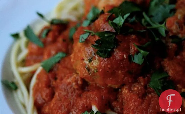 Spaghetti Z Rybnymi Klopsikami W Pikantnym Sosie Z Czerwonej Papryki