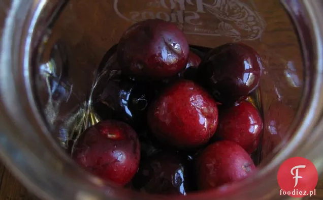 Wiśnie nasączone burbonem i tarta mrożony jogurt