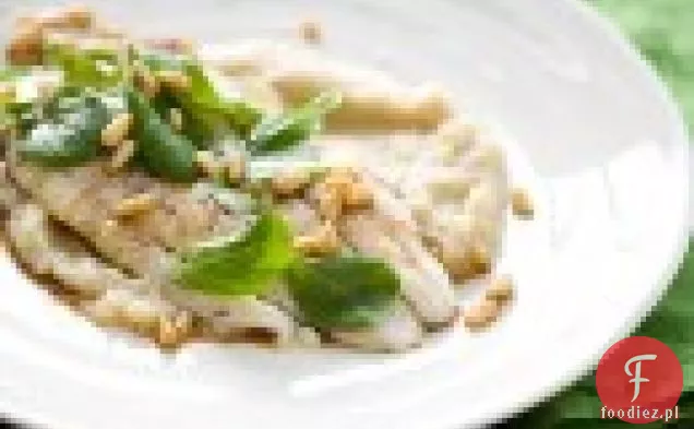 Pstrąg z ciepłym sosem Sosnowo-orzechowym i puree z kopru włoskiego