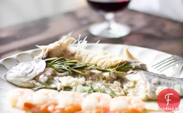 Pieczony Pstrąg Z Oliwą Z Pomarańczy I Szaszłykami Krewetkowymi