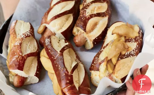 Hot dogi z cheddarem i smażonymi jabłkami