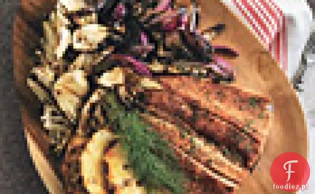 Wędzone Crostini z pstrąga z grillowanym koprem włoskim i czerwoną cebulą