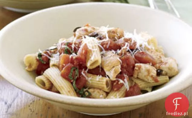 Szybki Kurczak Sauté Z Pomidorami, Czarnymi Oliwkami I Bazylią