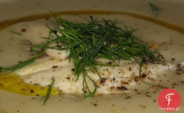 Schłodzona zupa ziemniaczana z wędzonym pstrągiem