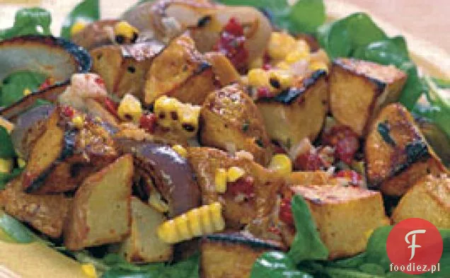 Grillowana Sałatka Z Ziemniaków, Kukurydzy I Czerwonej Cebuli Nad Rukolą
