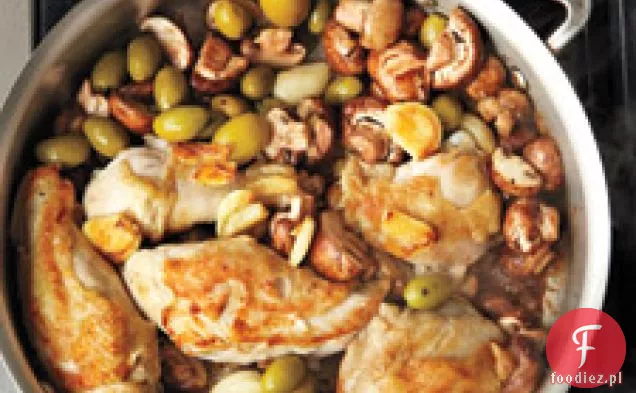 Kurczak duszony w czosnku z oliwkami i pieczarkami