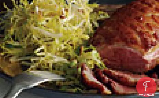 Pierś z kaczki z sałatką Frisée i Porto Vinaigrette