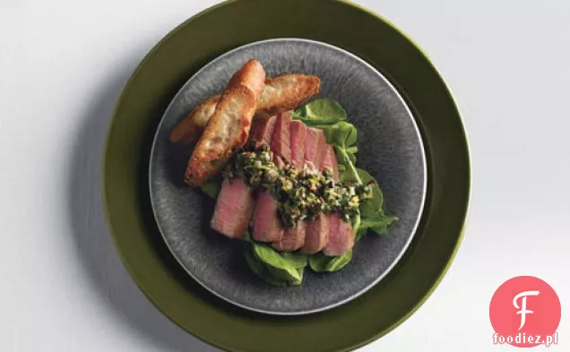 Zapiekany Tuńczyk z oliwkowo-tapenadowym winegretem i rukolą