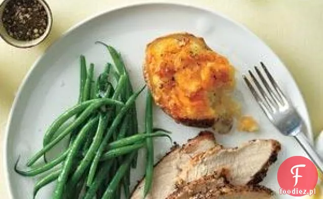 Pieczony indyk z ziemniakami nadziewanymi cheddarem