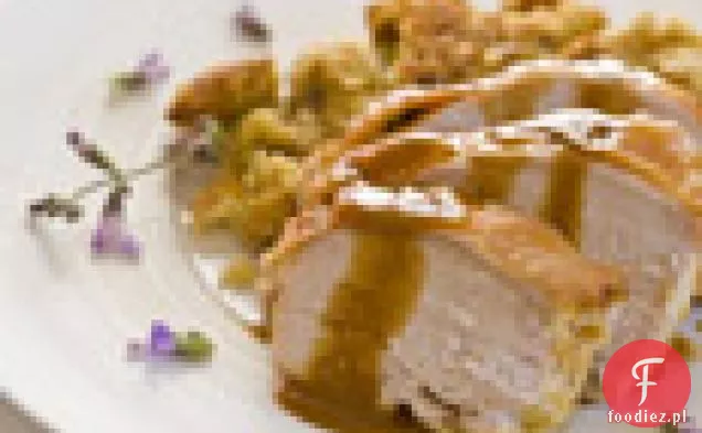 Pieczona pierś z indyka z chlebem kukurydzianym-farsz z szałwii i sos Brandy