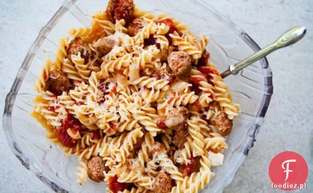 Makaron Z Kiełbasą Z Indyka I Wędzoną Mozzarellą