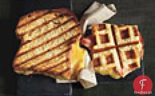 Tłoczony indyk i wiejski Cheddar na jajecznym chlebie