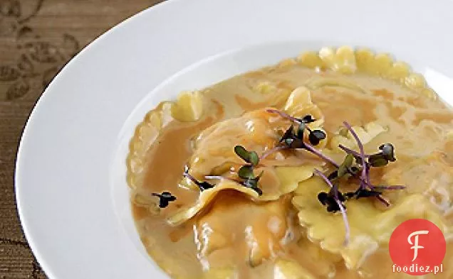 Ravioli z homara z bulionem z homara i sosem z trawy cytrynowej i skorupiaków