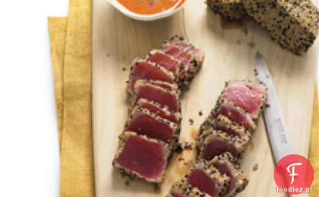 Tuńczyk zapiekany w sezamie z sosem imbirowo-marchewkowym