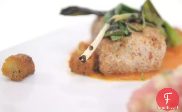 Czerwony Quinoa-Crusted Tuńczyk z wędzonym przecierem pomidorowym
