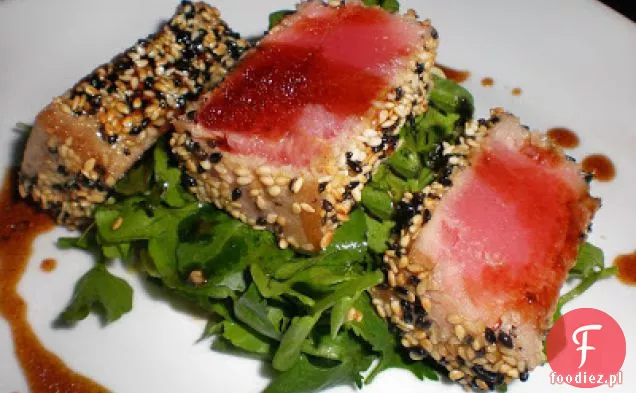 Sezamowy Stek Z Tuńczyka Na Rukoli